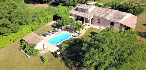 Beautiful villa with pool 500 meters from the village