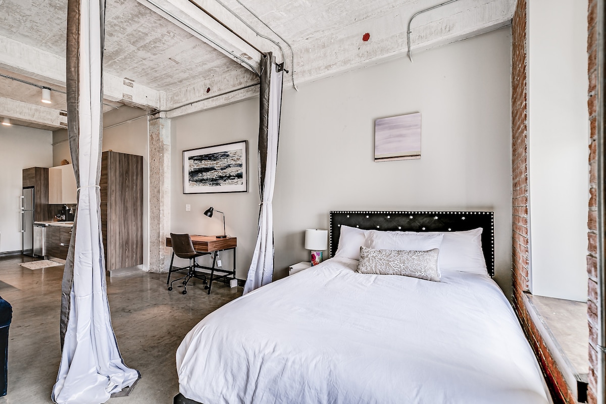 Шикозен градски апартамент с уютно работно пространство и впечатлящи акценти от тухли!