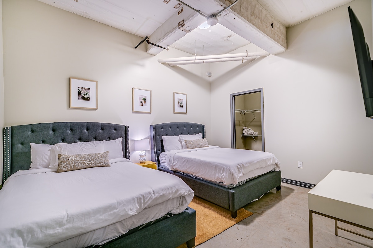 Насладете се на спокойни нощи в удобни двойни легла с ярък декор и модерни щрихи!