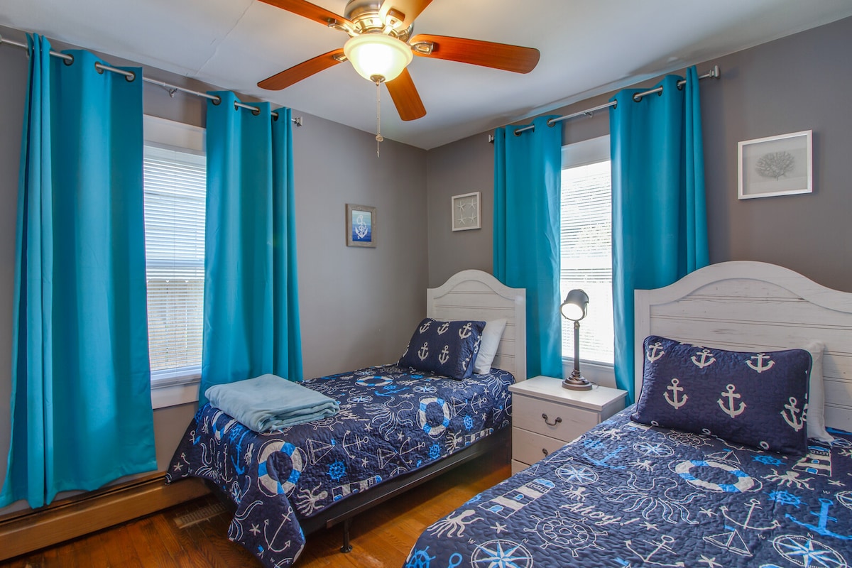 Downstairs bedroom with 2 twin beds and bathroom in the hall.