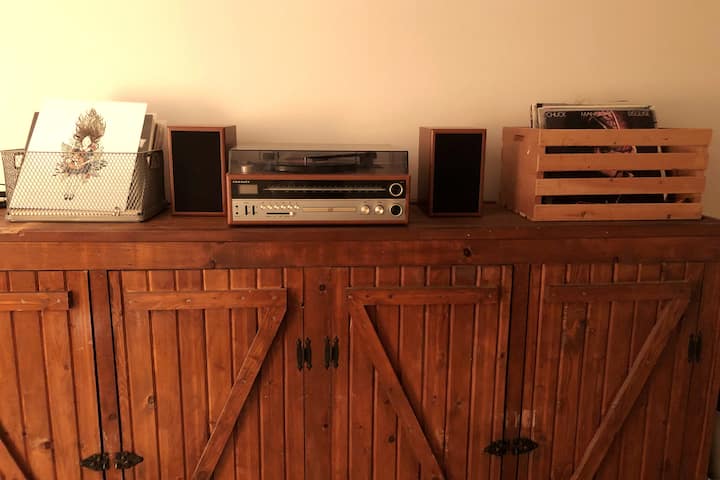 Doprajte si nahrávky a rádio alebo sa pripojte cez Bluetooth a vychutnajte si vlastnú hudbu!