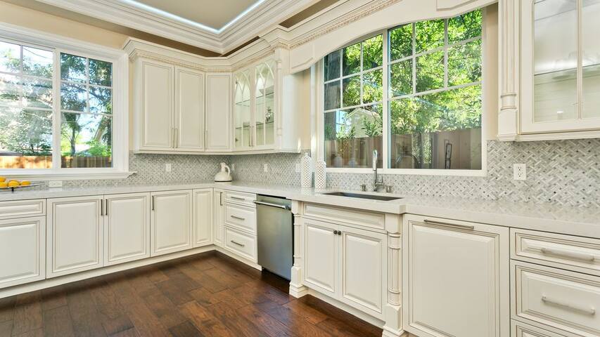 Sherman Oaks 4bd/5bath pool, office. All you need gallery image 5