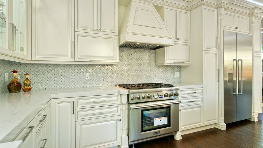 Sherman Oaks 4bd/5bath pool, office. All you need gallery image 4