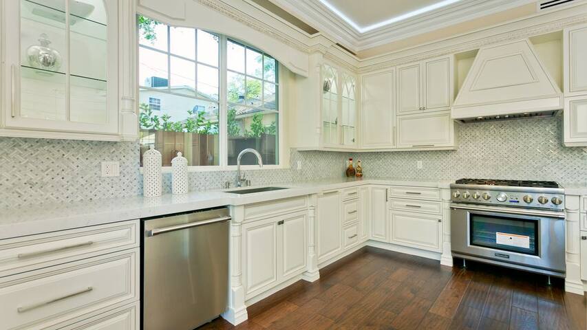 Sherman Oaks 4bd/5bath pool, office. All you need gallery image 3