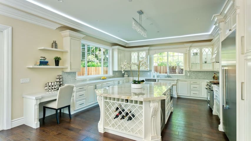 Sherman Oaks 4bd/5bath pool, office. All you need gallery image 2