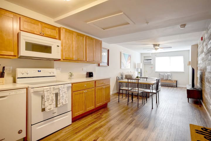 101 Mid-century Rustic Studio - Chicago, IL