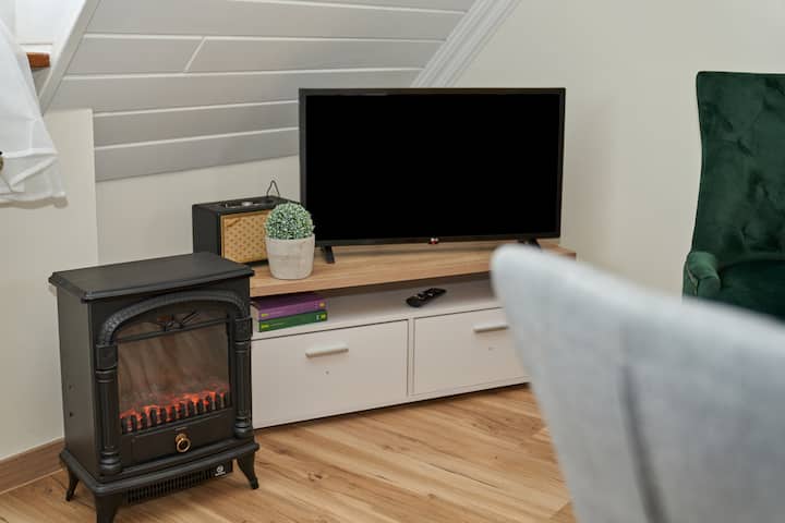 HD TV Flachbildschirm und ein elektrischer Kamin mit Heizfunktion in der Maarstube