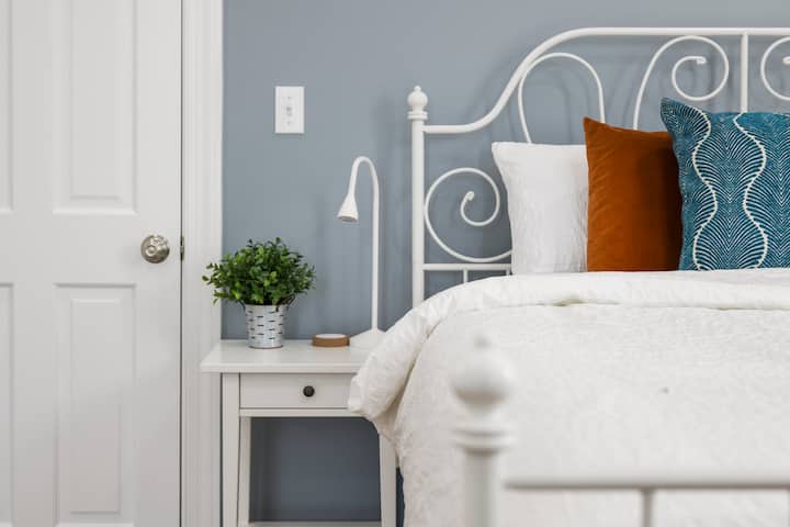 มันอยู่ในสิ่งเล็กๆน้อยๆ - เพื่อให้การเข้าพักของคุณเพลิดเพลินมากขึ้นไฟอ่านหนังสือข้างเตียงที่วางไว้อย่างพิถีพิถันและสถานีชาร์จไฟที่โต๊ะหัวเตียง