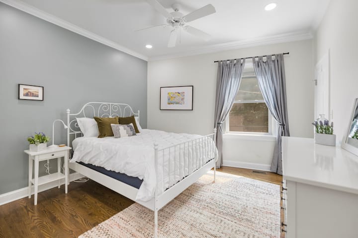 ห้องนอนขนาดใหญ่ห้องที่สองพร้อมแสงธรรมชาติที่สวยงามตู้เสื้อผ้าขนาดใหญ่ตู้เสื้อผ้าสำหรับของใช้จำเป็นและเพียงแค่โอเอซิสสำหรับการพักผ่อนและการพักผ่อน