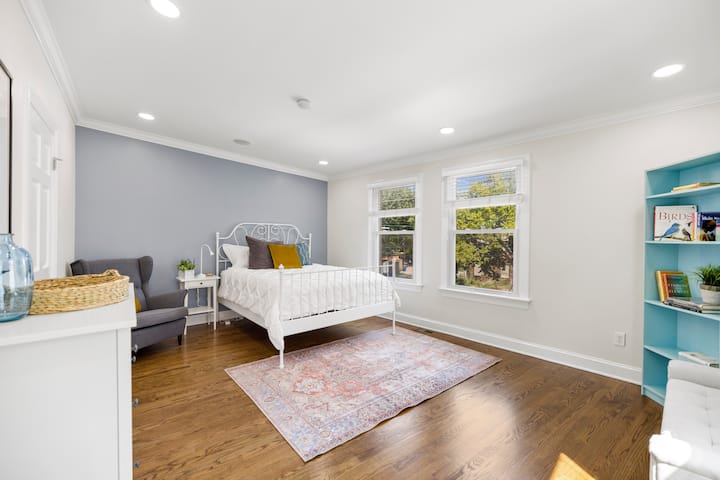 ห้องนอนขนาดใหญ่ที่สามพร้อมตู้เสื้อผ้าแบบวอล์คอินเพื่อเก็บสิ่งของจำเป็นทั้งหมดและลิ้นชักตู้เสื้อผ้าเพิ่มเติม