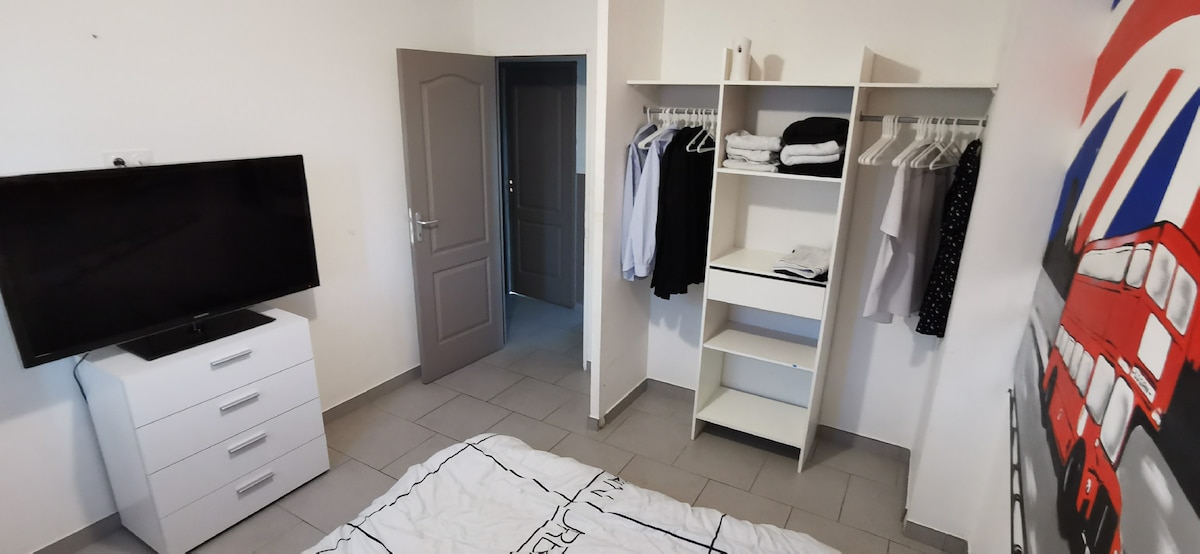 Двуместно легло и гардероби във всяка стая