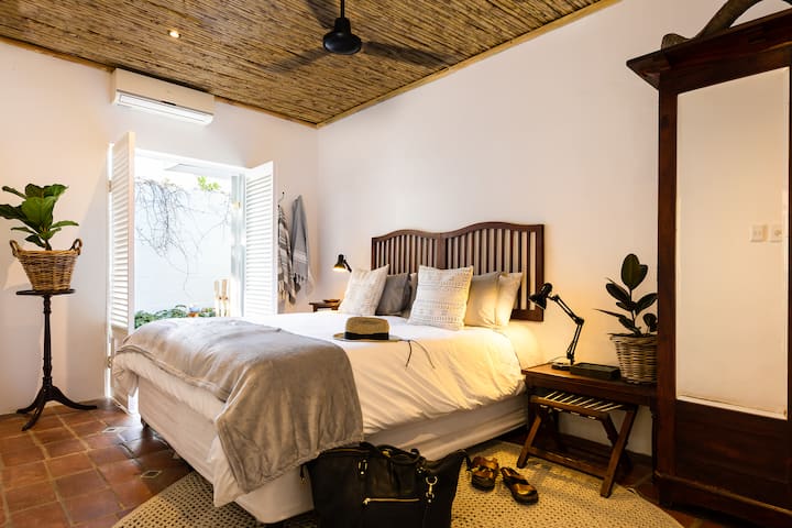 In summer, the valley can get pretty sizzly. So all rooms have ceiling fans to keep the air flowing. And the two double rooms are equipped with shutters, private courtyard showers -and aircon units for a comfy night’s rest. 