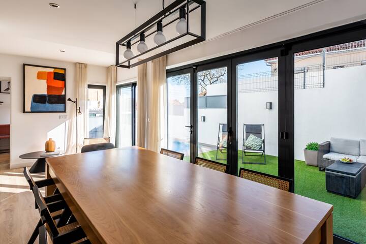 Luxury Villa with a pool in the city gallery image 2