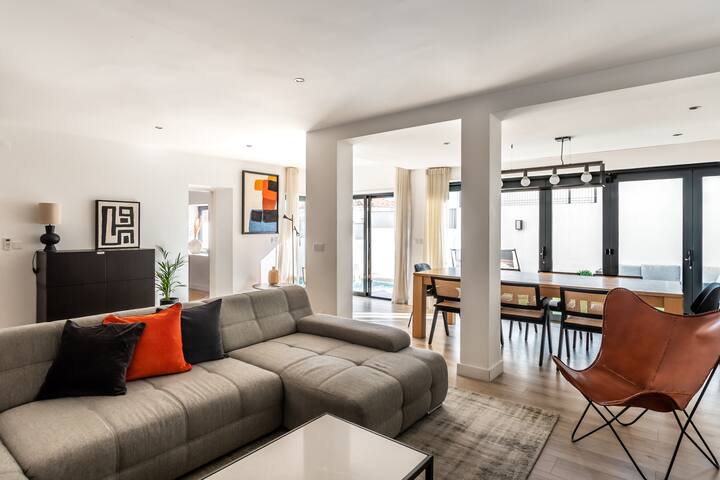 Luxury Villa with a pool in the city gallery image 3