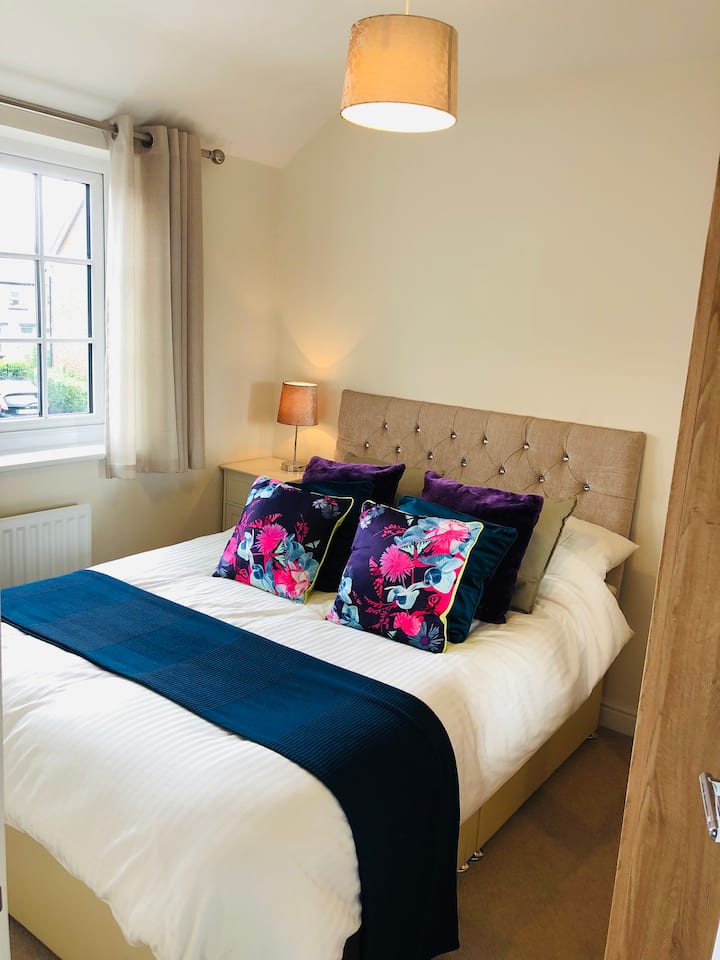 Ორადგილიანი საწოლი საძინებელში 2 დიდი გარდერობით.