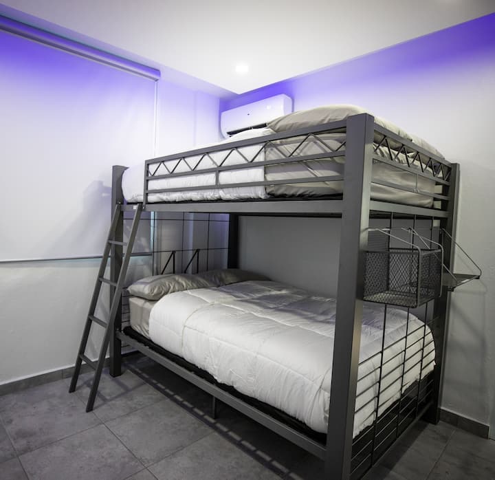 Bližší pohľad na izbu č.2, ktorá sa nachádza na prvom poschodí vily. Táto veľkolepá poschodová posteľ poskytuje priestor pre 4 hostí. Izba má aj šatník a komodu.