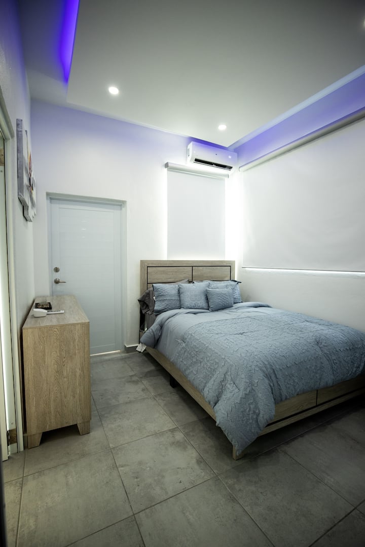 Apartmán na prvom poschodí ponúka viac súkromia. Vlastná kúpeľňa s toaletou a priamy prístup do bazéna.  Manželská posteľ, šatník a komoda