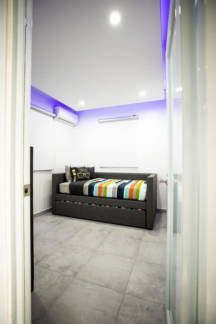 Vila má túto izbu k dispozícii na prvom poschodí a tiež rovnakú s rovnakou rozkladacou posteľou na druhom poschodí ( obidva matrace sú doplnené). Izba sa nachádza na druhom poschodí a má televízor. Obe majú šatník a komodu.