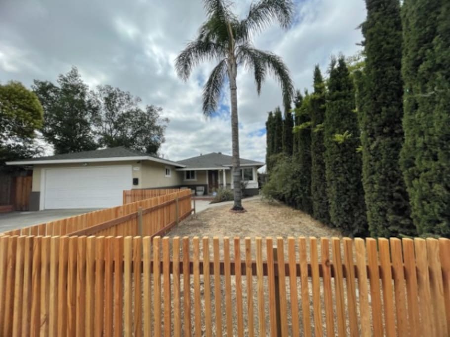 Adorable 2BD/1B Home With Fully Equipped Kitchen