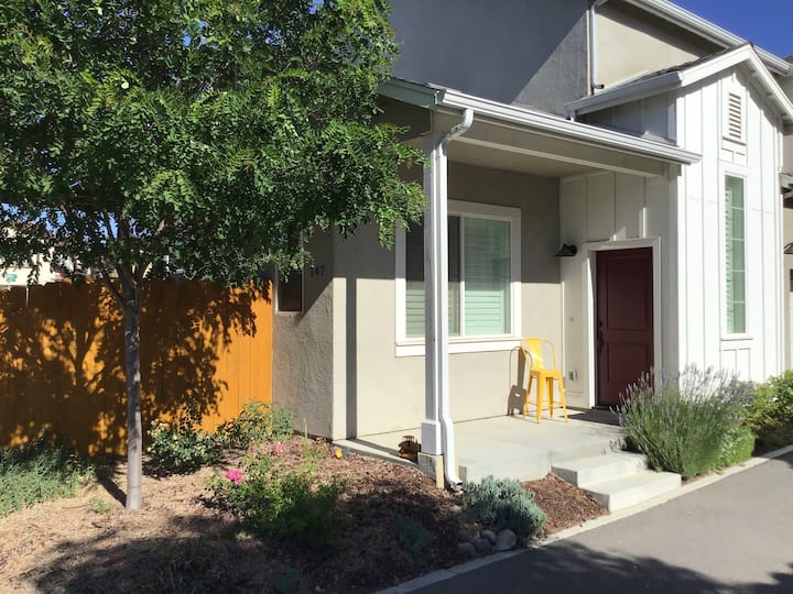 Private Home in Historical TempletonWine Tasting Houses for Rent in