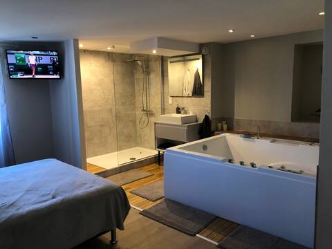 Love nest - HOT TUB - Beautiful apartment with jacuzzi