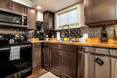 Large & Private w/King Bed Great Location