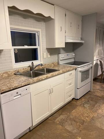 Rock’s View Pool House Retreat gallery image 4