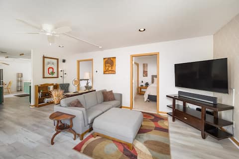 Home Theater | Easy Hwy Access | Uptown Lil Villa
