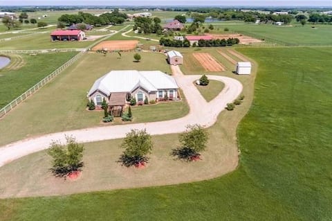 Beautiful 8.5 acres farm house, sunroom/basketball
