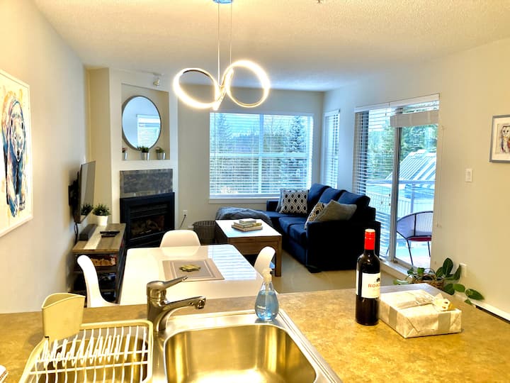 2 Bdr Ski In/out Retreat + Outdoor Hot Tub - Whistler Blackcomb