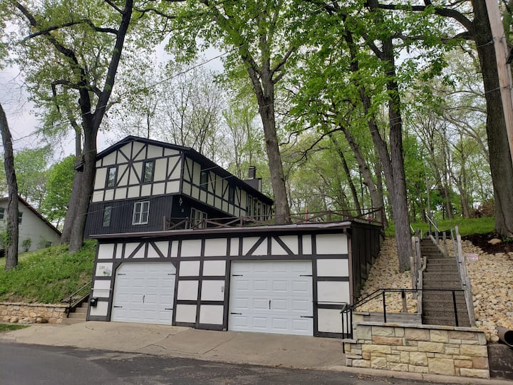 House On The Hill - Spacious, 3-Bedroom Home