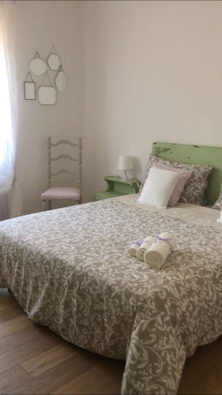 MAJIRA YA JOTO YAMEWEKWA. Chumba kikuu cha kulala cha takribani mita za mraba 17, kilichokarabatiwa na ARCHFMS Architettura Salutar-Design Emotivo-Oggetti Arredo, mbunifu wa jumla wa Bio Francesca Maria Spolverati., katika mtindo wa Rangi na Shabby.