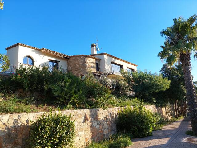 Villa Mirador with Infinity pool, stunning views gallery image 2