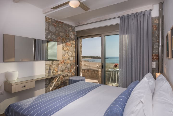 VILLA LITHOS
CHUMBA CHA KULALA CHA KWANZA CHA FLOOR-MASTER