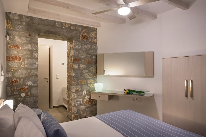 VILLA LITHOS
CHUMBA CHA KULALA CHA KWANZA CHA FLOOR-SECOND