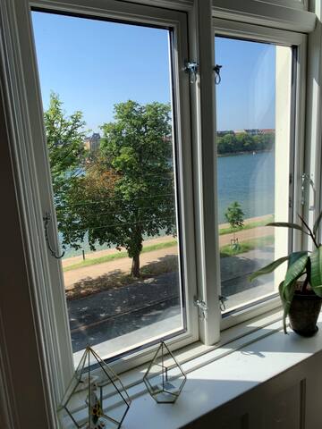 Lake view – peaceful & spacious flat in centre gallery image 3