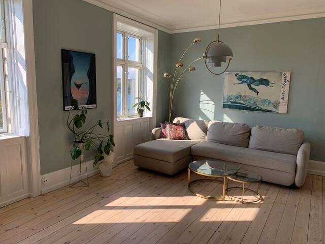 Lake view – peaceful & spacious flat in centre gallery image 2