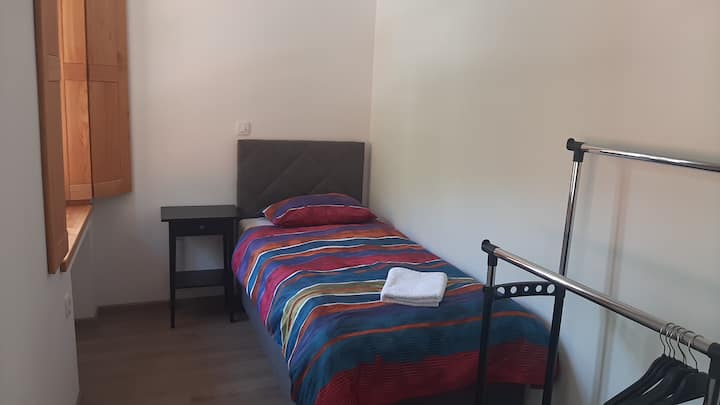 izba s dvoma samostatnými lôžkami.