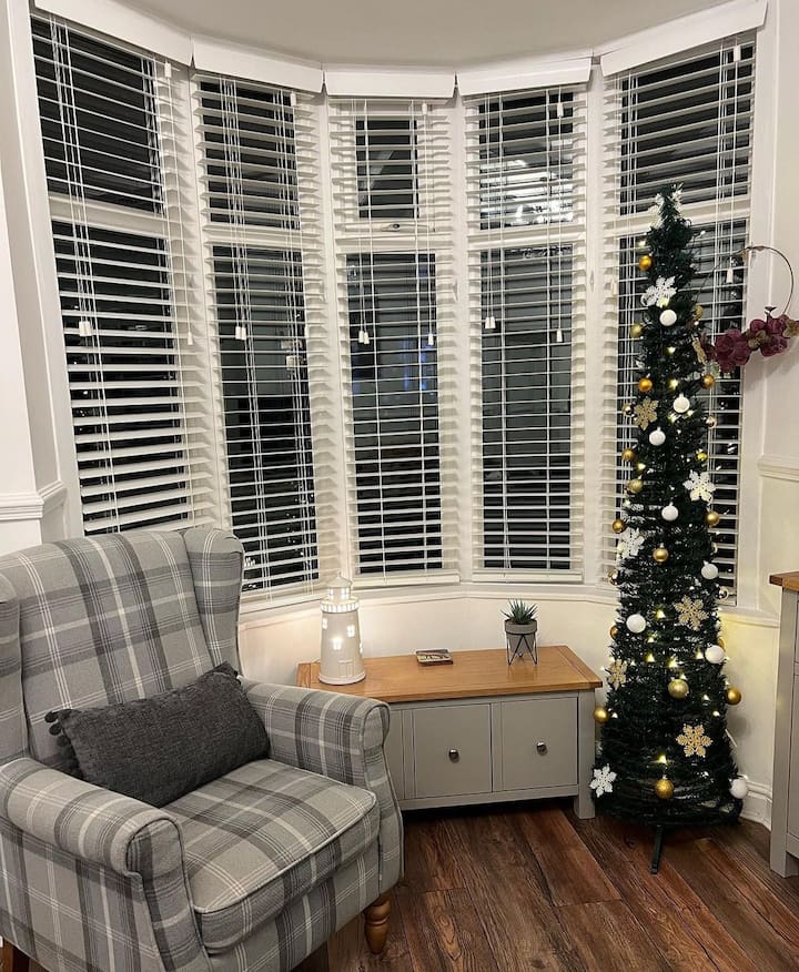 Elegante sala de estar con chimenea, sofá gris y ambiente acogedor