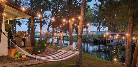Romantic Lakefront Retreat on Lake Palestine