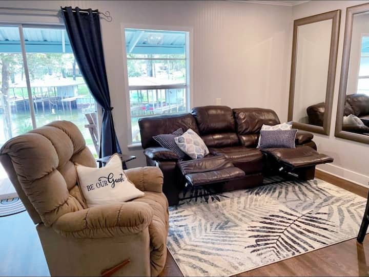 ห้องนั่งเล่นมีผู้เอนกายที่แตกต่างกัน 3 แบบ ผ่อนคลายและงีบหลับ วิวน้ำจากห้องนั่งเล่น