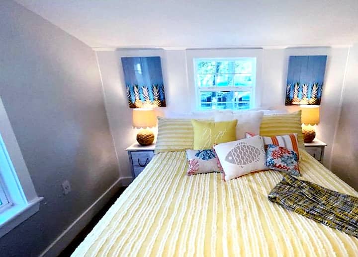 ห้องนอนที่ 2 พร้อมที่นอนขนาดควีนไซส์ วิวทะเลสาบปาเลสไตน์เข้าสู่อ่าว  ตู้เสื้อผ้าขนาดเล็กสำหรับแขวนเสื้อผ้าและชั้นวางชุดสูท 