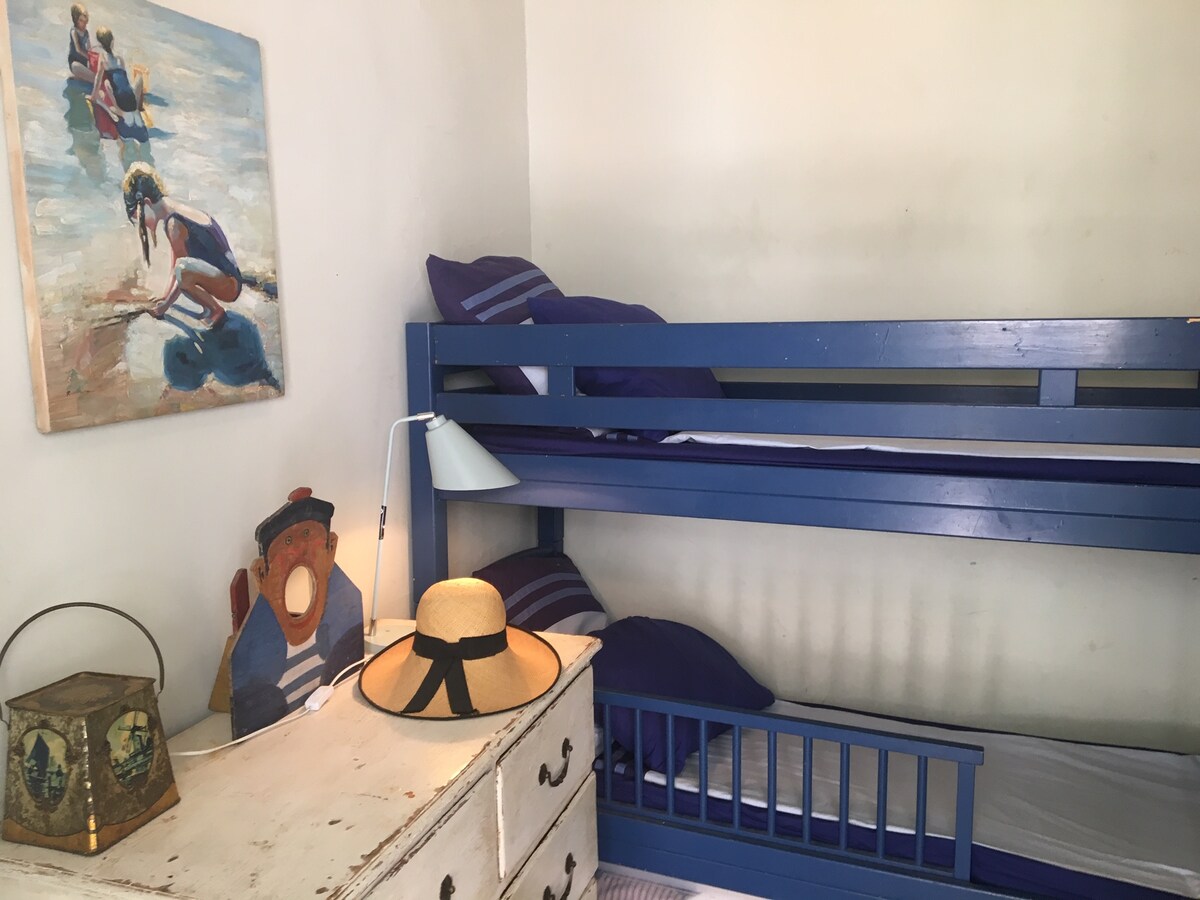 המיטה הקומתית מסופקת לילדים (80x190 ס"מ). 