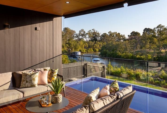 Luxury Water Front, champagne, pool, EV charger