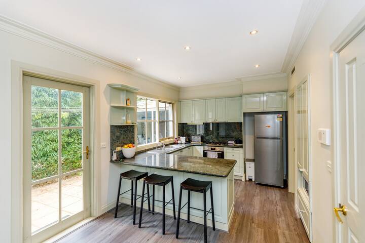 Perfect family 3 bedroom Accomm in Malvern East gallery image 5