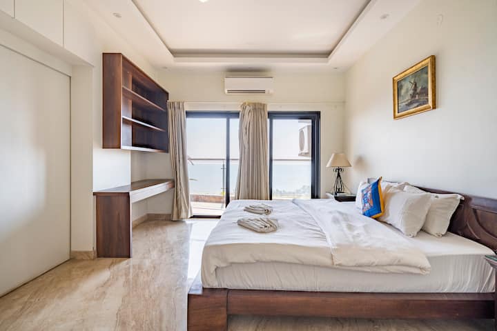 ผ่อนคลายในความสะดวกสบายที่ประณีตด้วยระเบียงส่วนตัวนอกห้องนอนของคุณนำเสนอการผสมผสานอย่างลงตัวของความหรูหราสไตล์และทิวทัศน์ที่น่าทึ่ง