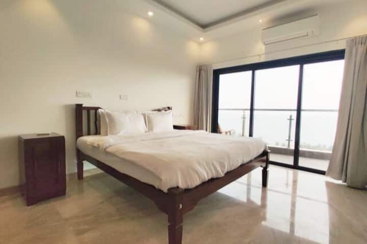 สถานที่พักผ่อนที่สมบูรณ์แบบของคุณรอคุณอยู่ในห้องนอนหรูหราพร้อมระเบียงส่วนตัวซึ่งทุกรายละเอียดได้รับการออกแบบมาเพื่อความสะดวกสบายและความสวยงาม