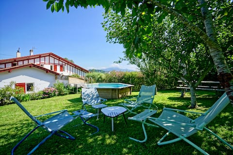 Gite KAERU: beach on foot, barbecue garden pool.