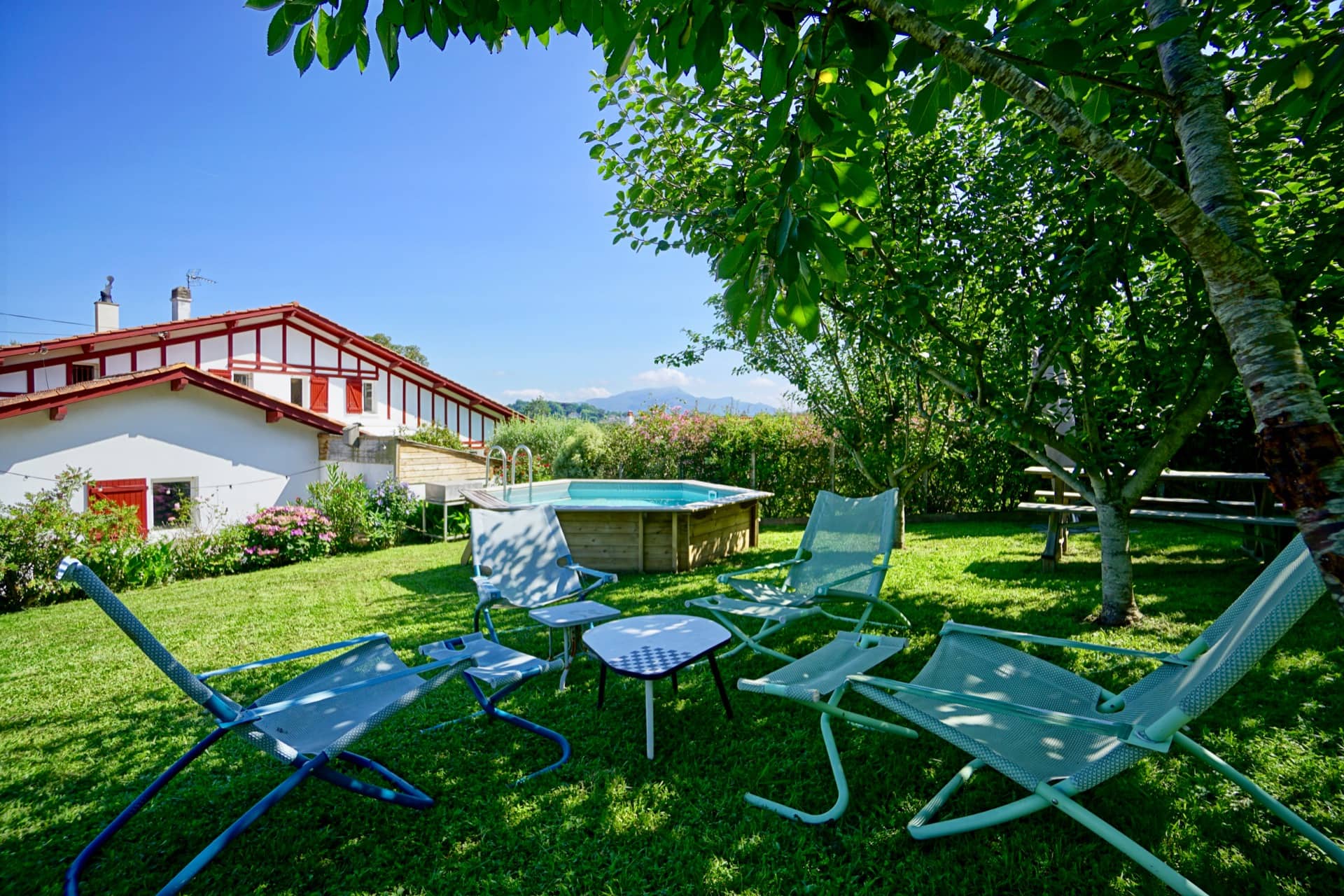 Gite KAERU: beach on foot, barbecue garden pool.