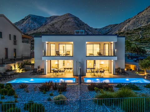 Shepherd's Residence-Black Sheep house-heated pool